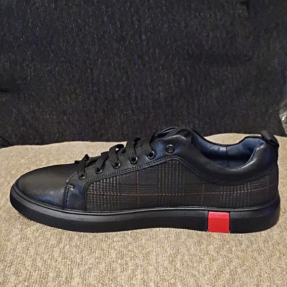 Black and Red Men's Sneakers - Picture 3 of 7